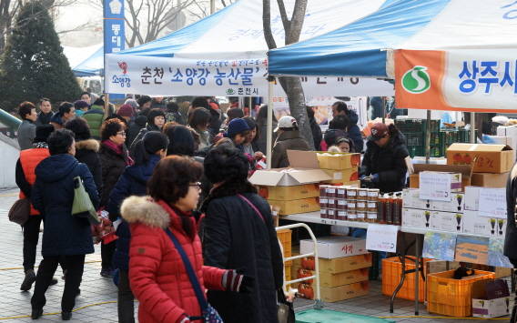 2017년 동대문구 설맞이 직거래장터에서 구민들이 상품을 둘러보고 있다 