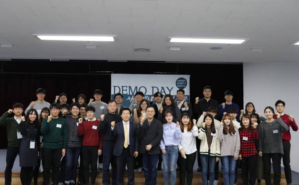 8일 진행된 '서울에너지창업스쿨 데모데이' 행사 참석자들이 화이팅을 외치고 있다 