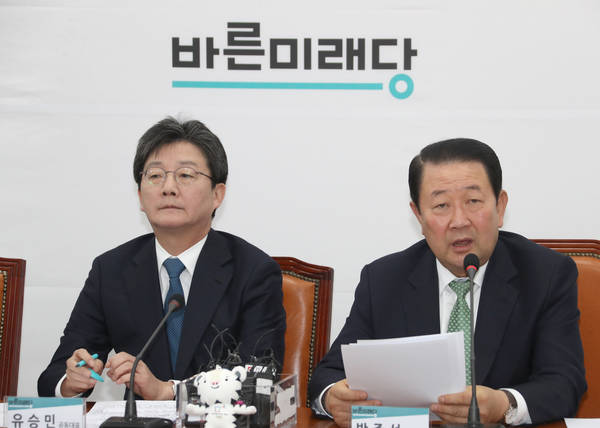 박주선 바른미래당 공동대표(오른쪽)가 14일 국회에서 열린 최고위원회의에서 발언하고 있다. <사진=연합뉴스> 