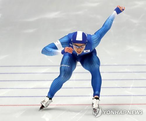 19일 오후 강원 강릉스피드스케이팅경기장에서 열린 2018 평창동계올림픽 스피드스케이팅 남자 500m 경기에서 차민규가 34초42로 올림픽 기록을 세우며 결승선을 통과하고 있다 / 연합뉴스 