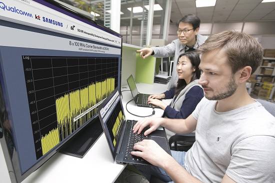 삼성전자,KT, 퀄컴 직원들이 수원 삼성전자 연구소에서 5G 표준규격 기반으로 데이터 통신을 시연하고 있다.<사진=KT 제공> 