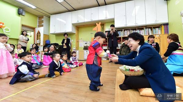 홍미영 부평구청장이 설을 맞아 구청 어린이집을 방문했다.<사진=부평구청> 