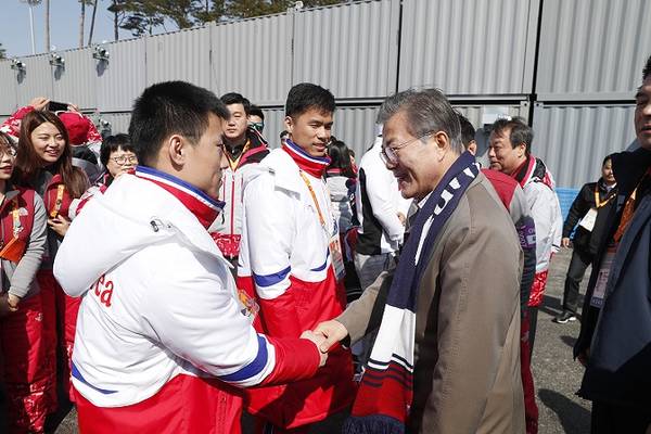 문재인 대통령은 14일 평창 패럴림픽 크로스컨트리 경기를 관람한 뒤 북한 선수들을 만나 격려했다.[사진=청와대] 