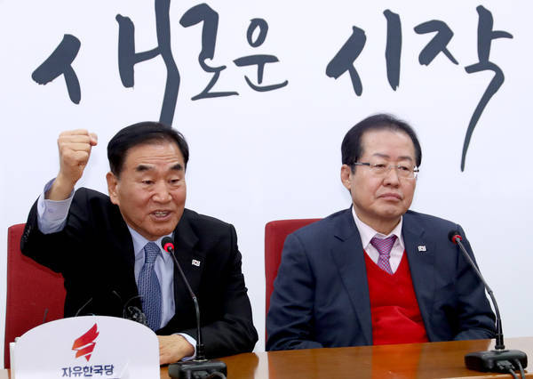 이재오 전 자유한국당 의원(사진 왼쪽)이 지난 2월 12일 서울 여의도 한국당 당사에서 열린 입당식에서 홍준표 대표(사진 오른쪽)와 함께 하고 있는 모습 
