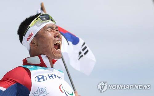 2018 동계 패럴림픽에서 한국 선수단에 첫 금메달을 안긴 신의현 / 연합뉴스 자료 사진 