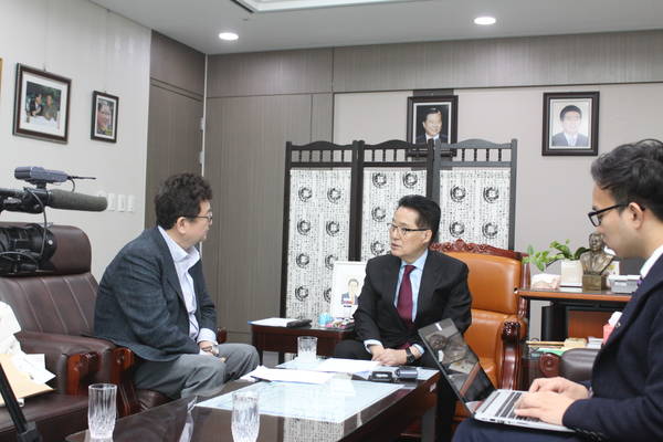박지원 민주평화당 의원이 지난 20일 국회 의원회관에서 폴리뉴스 김능구 발행인의 질문에 답하고 있다. <사진=이은재 기자> 
