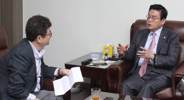 정우택 자유한국당 의원이 지난 22일 폴리뉴스와의 인터뷰에 응하고 있다. <사진=이은재 기자> 