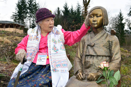 지난해 3월 독일 레겐스부르크에 세워진 평화의 소녀상(순이) 제막식에 참석한 안점순 할머니 / 수원시 제공
