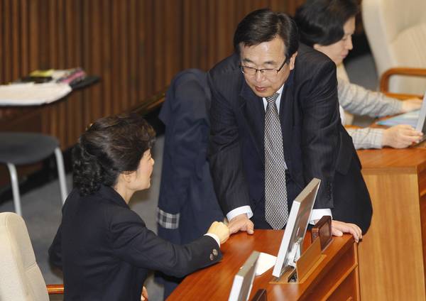2011년 4월 6일 당시 박근혜 한나라당 전 대표와 서병수 최고위원가 논의를 하고 있다. <사진=연합뉴스></div> 
