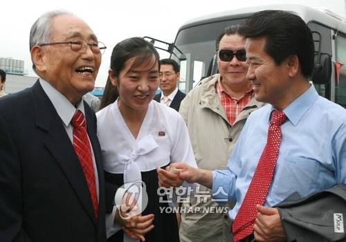 2007년 7월 20일 당시 정동영 전 통일부장관이 개성공단을 방문, 북한 안내원과 대화하고 있다. <사진=연합뉴스> 