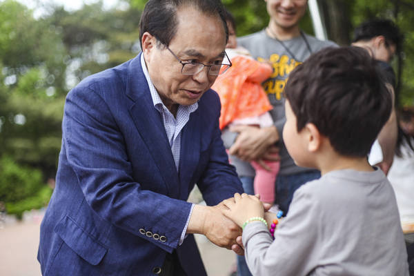 오거돈 더불어민주당 부산시장 후보가 어린이의 손을 잡고 이야기를 듣고 있다. <사진=오거돈 후보 선거캠프 제공> 