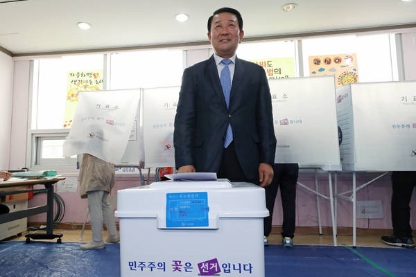  바른미래당 박주선 공동대표가 8일 광주 동구청소년수련관에 마련된 6·13지방선거 사전투표소에서 투표하고 있다. <사진=연합뉴스> 