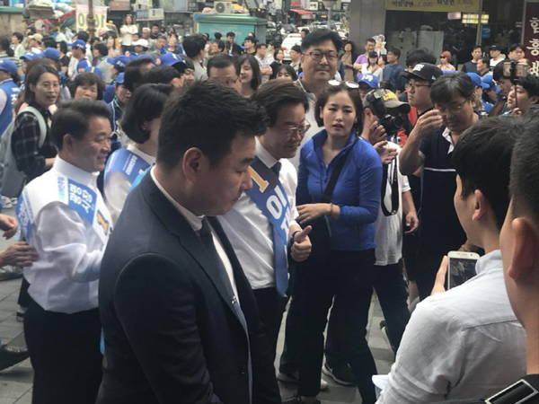 10일 광명 철산동 로데오거리를 찾아 유세를 펼친 이재명 후보가 지지자들에 둘러싸여 있다. ( ⓒ 폴리뉴스). 