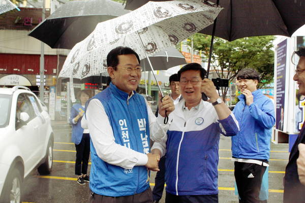 박남춘 더불어민주당 인천시장 후보(왼쪽)가 전해철 더불어민주당 의원(오른쪽)과 함께 환하게 웃고 있다. <사진=이은재 기자> 