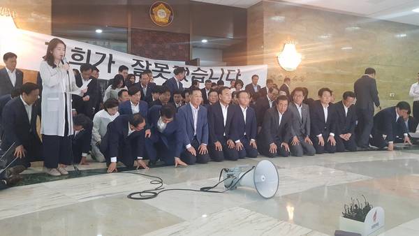한국당 의원들이 15일 비상의원총회 직후 회의장을 빠져나와 무릎을 꿇고 '뼈를 깎는 혁신을 하겠다'며 국민들께 한번만 더 기회를 달라고 호소하고 있다. <사진=신건 기자> 