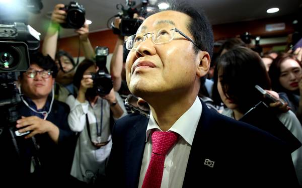 자유한국당 홍준표 대표가 지난 14일 사퇴 의사를 밝히고 서울 여의도 당사를 떠나며 엘리베이터를 기다리고 있다. <사진=연합뉴스></div> 