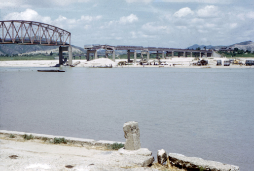 고(故) 토마스 B. 휴튼 상사가 6.25 전쟁 당시 촬영한 폭파된 금강다리의 모습. <사진=김중로 의원실 제공> 