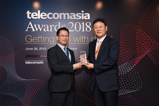 KT는 26일(현지 시간) 싱가폴 썬택 컨벤션 센터에서 진행된 ‘텔레콤 아시아 어워드 2018(Telecom Asia Awards 2018)’에서 ‘최우수 5G 기술 선도사업자상(Best 5G Technology Trailblazer Award)’을 수상했다. 수상자로 나선 안창용 KT 네트워크부문 상무가 시상자인 Questex사의 사이먼 영(Simon Yeung). <사진=KT 제공>