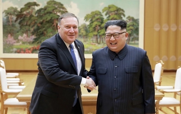 지난 5월 9일 마이크 폼페이오 미국 국무장관은 북한을 방문해 북한 김정은 국무위원장과 만나 악수를 나누고 있다.[조선중앙통신=연합뉴스]