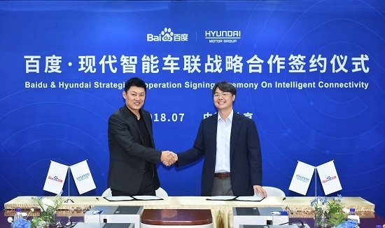 현대·기아차와 바이두는 지금까지의 협업 수준을 뛰어넘는 강력한 동맹을 결성하기 위해 베이징에 위치한 바이두 본사 사옥에서 ‘커넥티드 카 전략 협업 양해각서(Connected Car Strategic Cooperation MOU)’를 체결했다고 10일 밝혔다. 바이두의 커넥티드카사업부 쑤탄(苏坦)총책임자(왼쪽)와 현대·기아차 인포테인먼트개발실장 추교웅 이사가 양해각서를 체결하고 있다.<사진=현대자동차그룹 제공>
