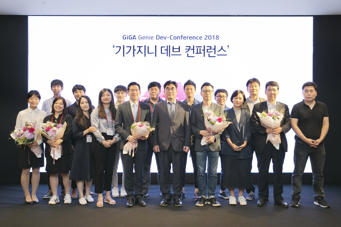 서울 중구 앰배서더 호텔에서 열린 ‘기가지니 데브 컨퍼런스 2018’에서 공모전 수상팀들이 기념촬영을 하고 있다. <사진=KT 제공>