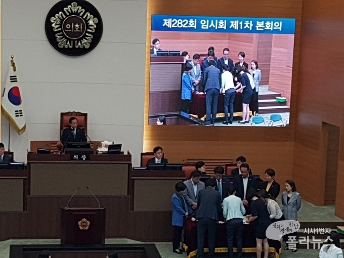 제10대 서울특별시 의회 의장선거 개표 중인 시의원들  ⓒ폴리뉴스