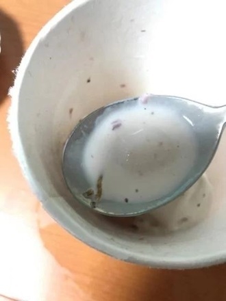 온라인 커뮤니티 뽐뿌에 게재된 하겐다즈 아이스크림에서 발견된 애벌레 사진. <사진=온라인 커뮤니티> 