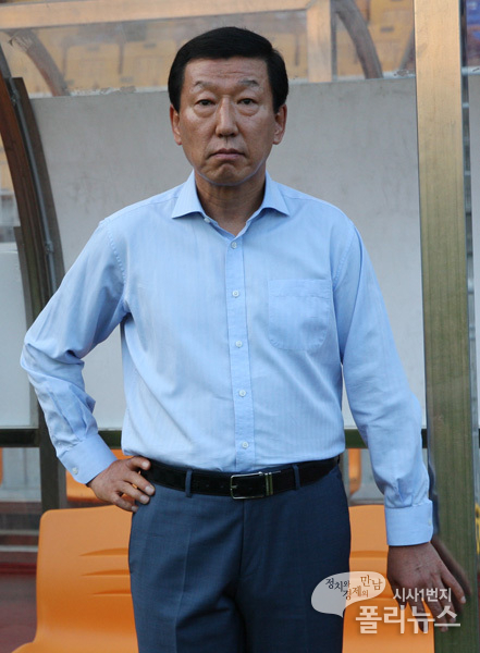리그 선두를 달리는 전북의 최강희 감독이 자신감 넘치는 표정으로 경기를 기다리고 있다.