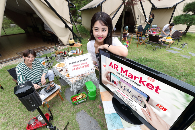 쇼핑모델들이 KT의 AR Market을 소개하고 있다. <사진=KT 제공>