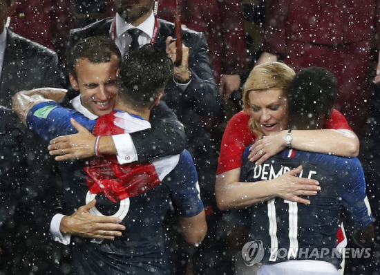월드컵 우승한 프랑스 대표팀 끌어안는 에마뉘엘 마크롱 프랑스 대통령(왼쪽) [AP=연합뉴스]