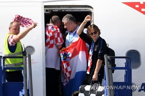2018 러시아 월드컵에서 최우수 선수로 선정된 루카 모드리치(오른쪽)가 16일(현지시간) 오후 자그레브 공항에 도착해 비행기에서 내리고 있다 [AFP=연합뉴스]
