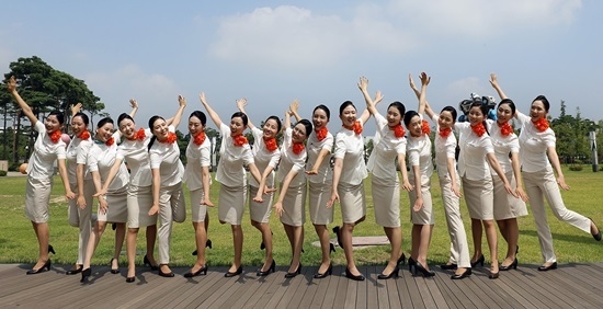 제주항공 신입승무원들이 지난 18일 오후 김포공항내 잔디밭에서 새로 지급받은 유니폼과 구두를 착용하고 기념촬영을 하고있다. <사진=제주항공 제공>