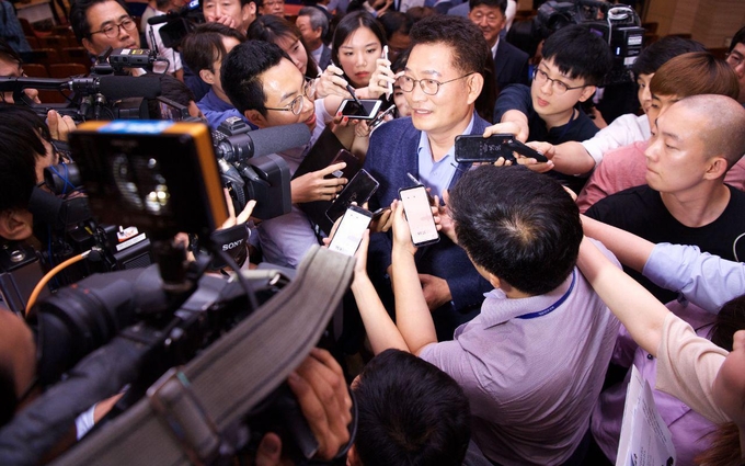예비경선 당선 직후 기자들의 질문에 답하고 있는 송영길 의원  ⓒ송영길 의원 페이스북  