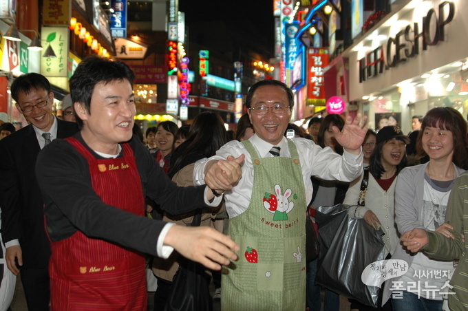  배우 박중훈과 함께 시민들과 어울리고 있는 노회찬 의원.