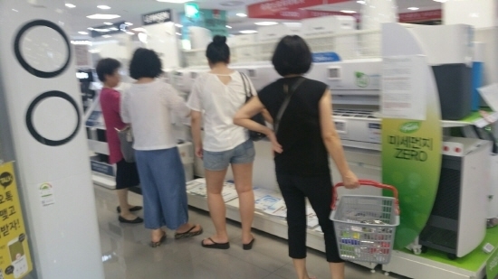 지난 1일 롯데하이마트 서울역점을 찾은 소비자들이 벽걸이형 에어컨 제품을 살펴보고 있다. <사진=서예온 기자>
