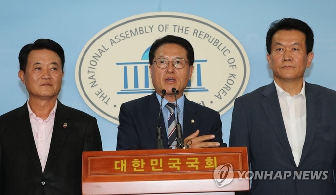 정운천 바른미래당 의원(가운데)이 7일 국회 정론관에서 출마 선언을 하고 있다. <사진=연합뉴스>