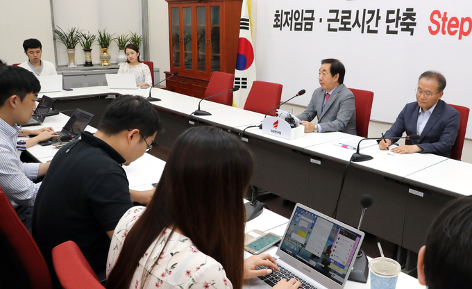 자유한국당 김성태 원내대표(오른쪽 두번째)가 10일 오후 국회에서 북한산 석탄과 관련한 기자회견을 열고 발언하고 있다. <사진=연합뉴스><br></div>
 