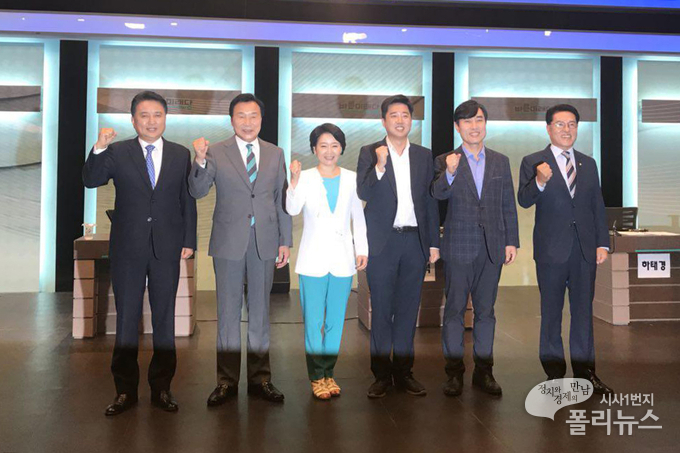 바른미래당 9.2전당대회에 출마한 후보자들이 14일 TV토론회에 참석하고 있다. 사진은 왼쪽부터 김영환·손학규·권은희·이준석·하태경·정운천 후보.   ⓒ폴리뉴스.<br></div>
 
