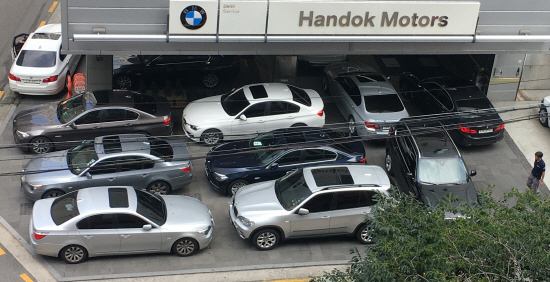 이달 8일 오후 서울 시내 한 BMW 서비스센터가 안전 점검 등을 받으려는 차량들로 붐비고 있다.<사진=연합뉴스 제공>