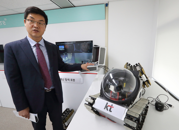 KT 융합기술원 기술전략담당 윤진현 상무가 6일 서초구 kt 연구개발센터에서 KT 5G 오픈랩에 대해 설명하고 있다. <사진=KT 제공>