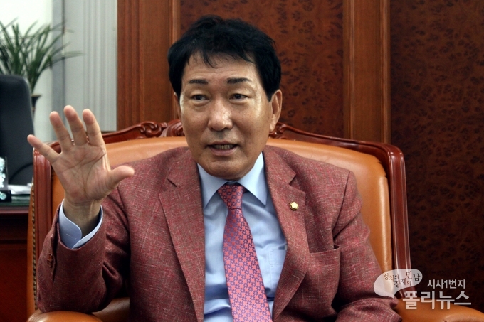 안상수 국회 예결위원장이 지난 6일 <폴리뉴스>와의 인터뷰에서 김능구 대표의 질문에 답하고 있다. <사진=이은재 기자><br></div>
 