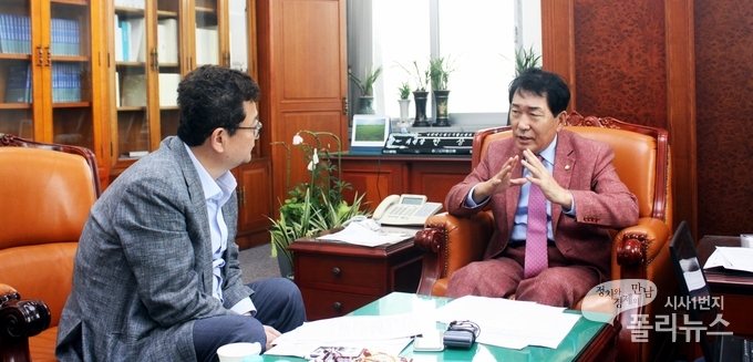 안상수 국회 예결위원장이 지난 6일 <폴리뉴스>와의 인터뷰에서 김능구 대표의 질문에 답하고 있다. <사진=이은재 기자><br></div>
 