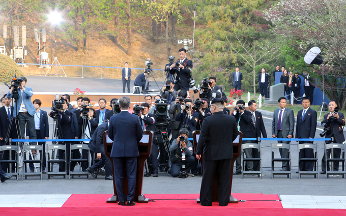 문재인 대통령과 김정은 국무위원장이 지난 4월 27일 오후 판문점 평화의 집 앞에서 판문점 선언을 발표하고 있다. <사진=연합뉴스><br></div>
 