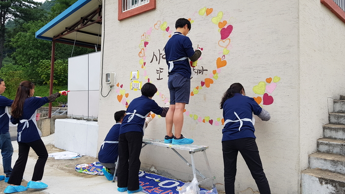 한국씨티은행노조원 150여 명이 지난 6일 강원도 홍천군 대곡초등학교에서 학생 20여 명과 함게 벽화그리기 봉사활동을 진행했다. <사진=한국씨티은행노동조합>