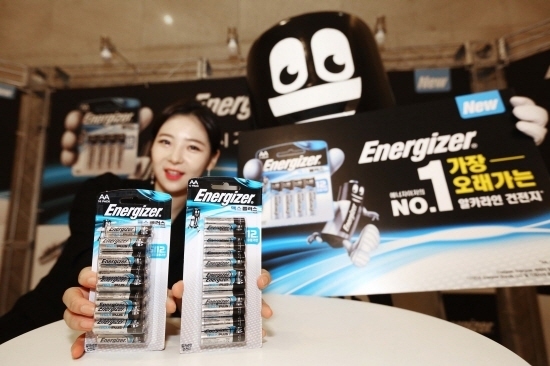 에너자이저코리아는 13일 신제품 ‘에너자이저 맥스 플러스(Energizer® MAX PLUS™)’ 알카라인 건전지를 공개했다. <사진=에너자이저코리아 제공>