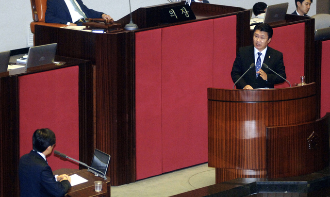 정용기 한국당 의원이 13일 국회 대정부질문에서 정부인사에게 질의를 하고 있다. <사진=정용기 의원실 제공>