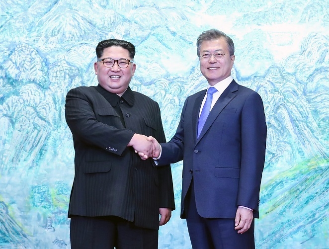 문재인 대통령과 김정은 북한 국무위원장이 지난 4월27일 판문점에서 열린 남북정상회담에서 만나 악수를 나누고 있다.