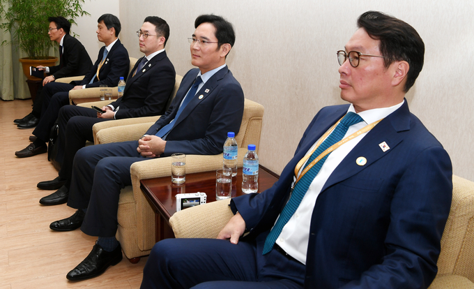 남북정상회담 특별수행단에 포함된 경제인들이 18일 인민문화궁전에서 열린 리용남 북한 내각부총리 면담에 참석해 있다.  ⓒ평양사진공동취재단 