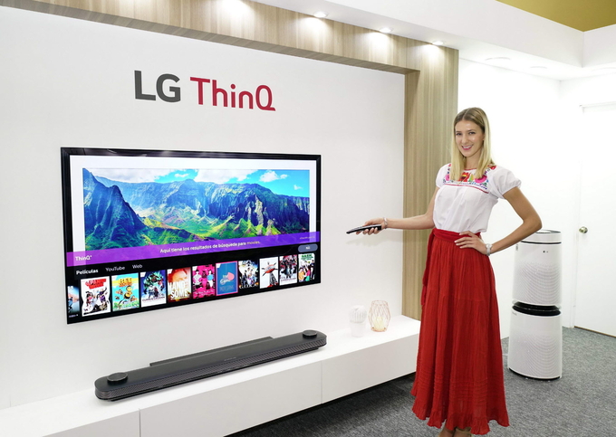 홍보모델이 'LG 올레드 TV AI 씽큐'를 소개하고 있다. <사진=LG전자 제공>