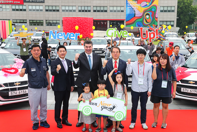 한국지엠 재단은 지난 19일 부평아트센터에서 ‘쉐보레 네버 기브 업’ 차량 기증식을 개최하고 선정된 30 가정에 쉐보레 스파크 30대를 전달했다.<사진=한국지엠 제공>